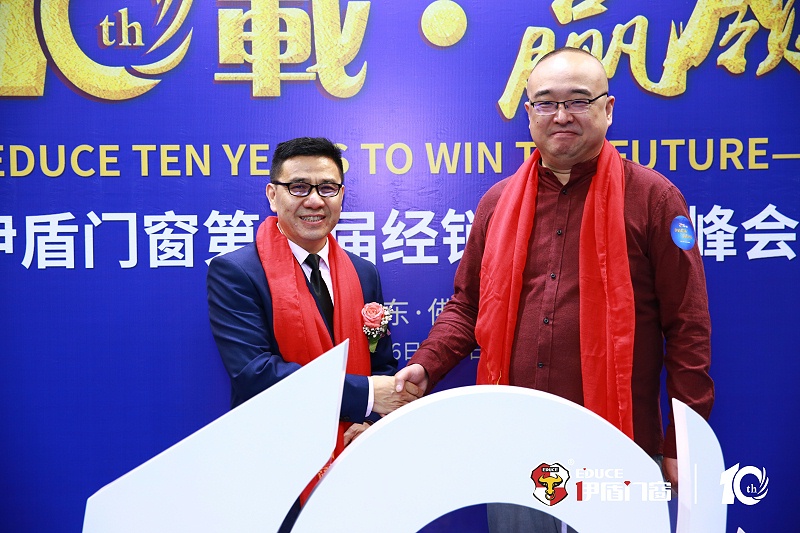 央視名嘴朱軼受邀參加伊盾門窗十周年慶典，妙語連珠引爆全場！